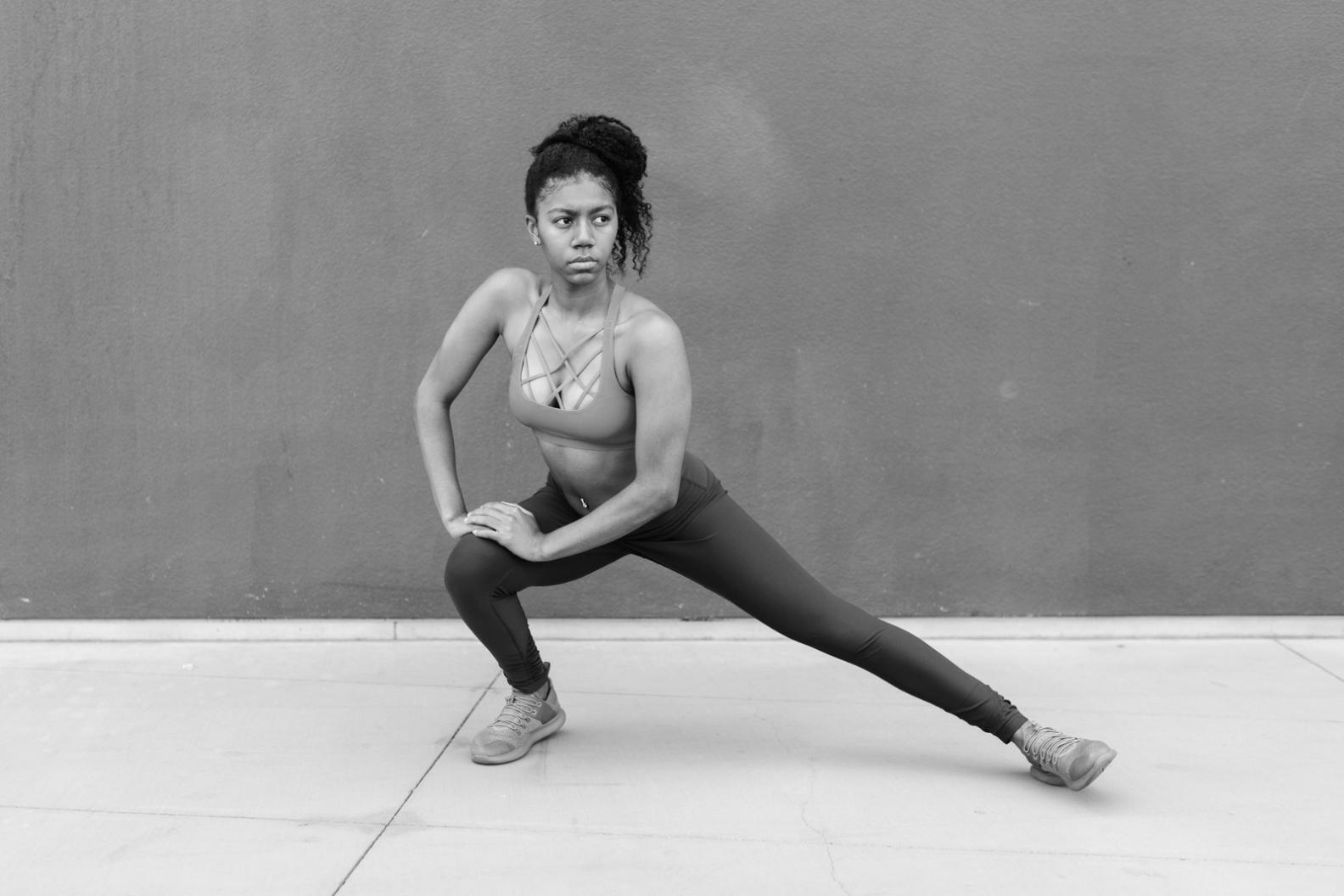 Programa de yoga matutino en estudio tranquilo