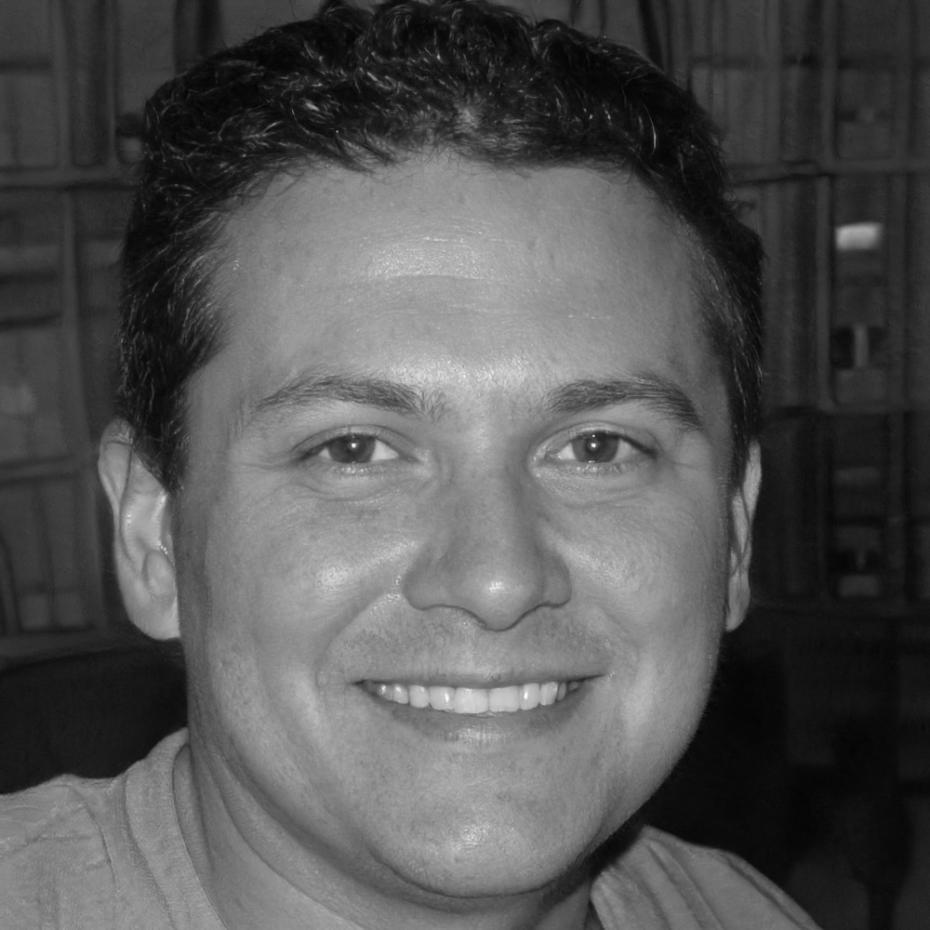 Instructor Rodrigo Mendiburu guiando una práctica de hatha yoga especializada